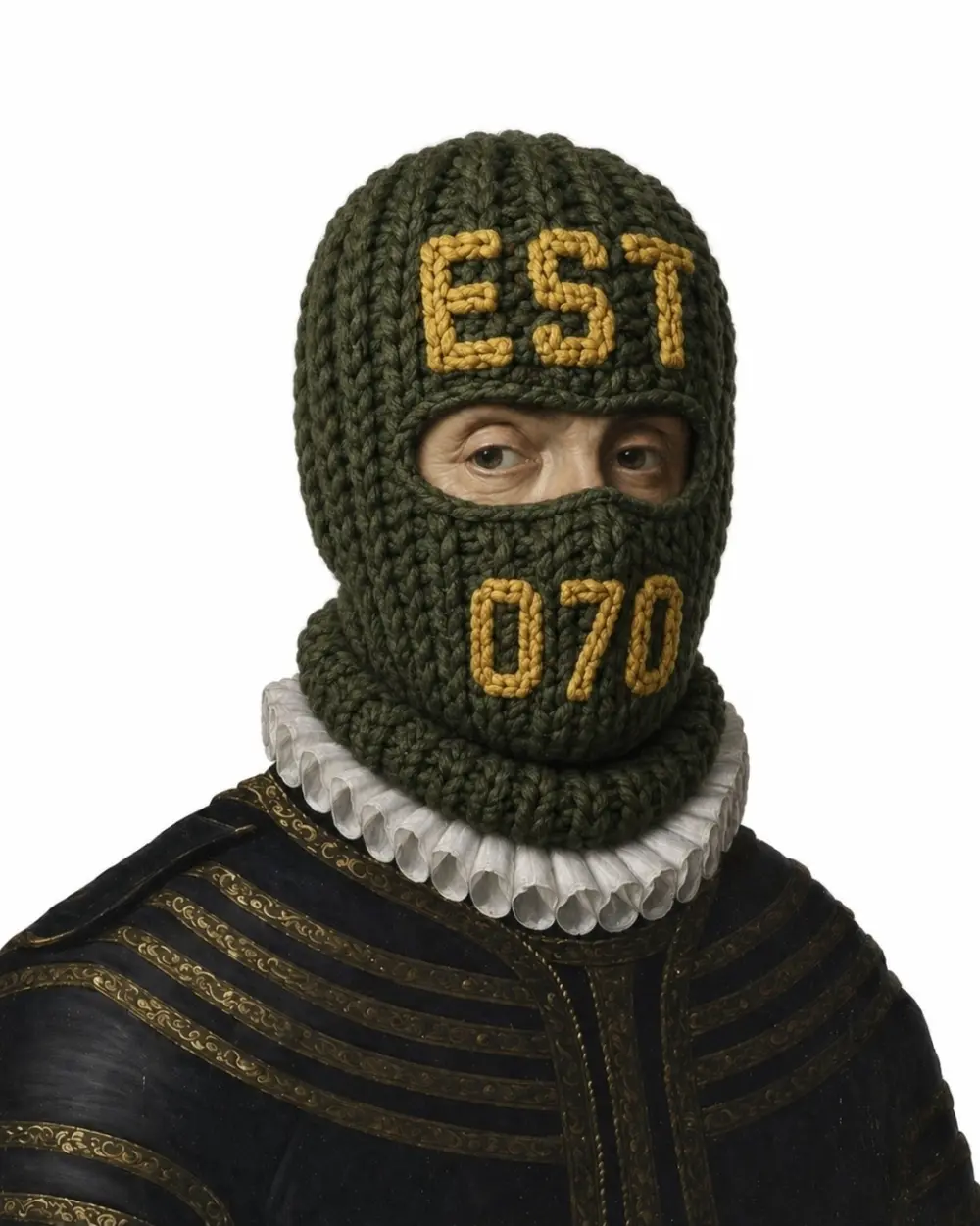 Historisch portret met grofgebreide donkergroene bivakmuts, EST en 070 in geel